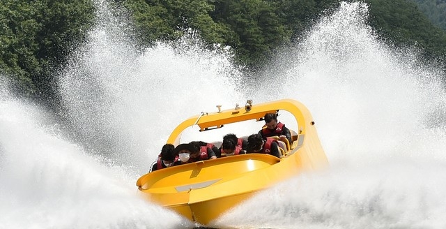 연일 무더위가 기승을 부리고 있는 16일 오후 경북 성주군 수상레저 테마파크를 찾은 시민들이 익스트림 보트를 타며 무더위를 날리고 있다.