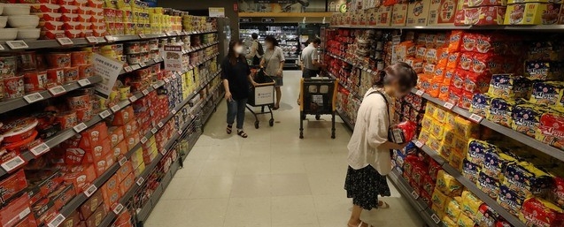 지난 16일 오전 서울 용산구 대형마트에서 시민들이 장을 보고 있다.