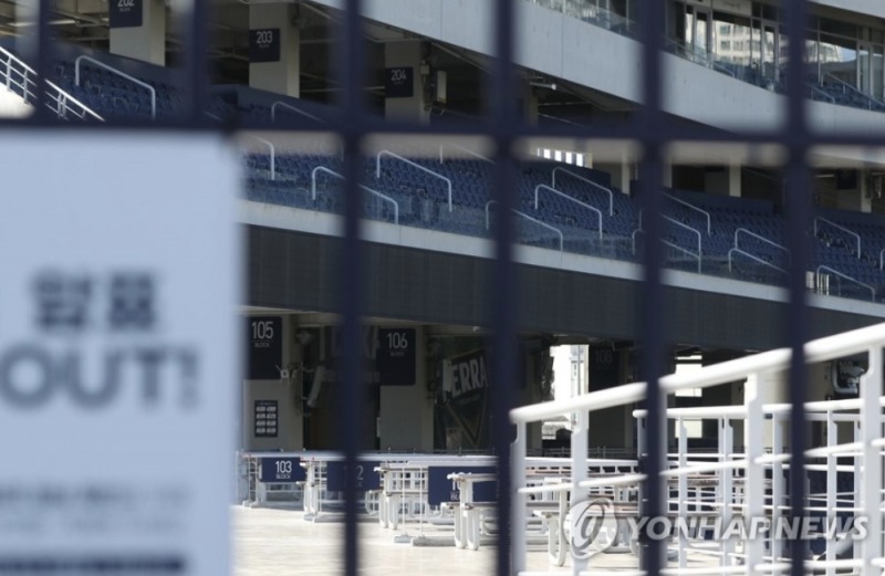 코로나19 확진자가 나오면서 텅 비어버린 창원의 NC 야구장