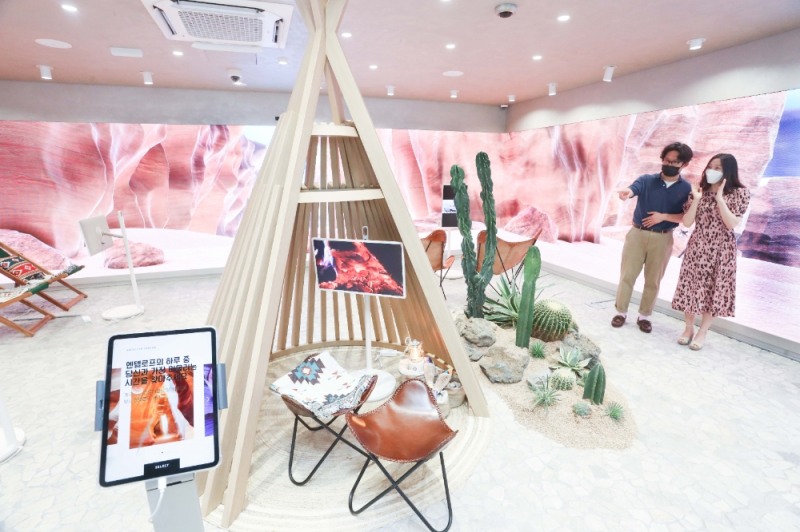 LG유플러스는 해외여행이 어려운 고객들을 위해 서울 강남 복합문화공간 ‘일상비일상의틈(이하 틈)’에서 오는 29일까지 인디언 콘셉트의 전시팝업을 선보인다. / 사진 = LG유플러스 제공