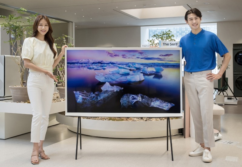 삼성전자 모델이 삼성디지털프라자 홍대점에서 유명 가구 디자이너 로낭&에르완 부훌렉 형제가 디자인한 라이프스타일 TV '더 세리프' 65형 신제품을 소개하고 있다. / 사진 = 삼성전자