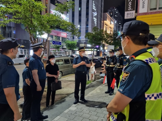 김준철 광주경찰청장 18일 00시부터 서구 치평동 소재 유흥시설 밀집지역을 찾아 유흥가 주변 행정명령 준수 실태를 점검했다./사진=광주경찰청