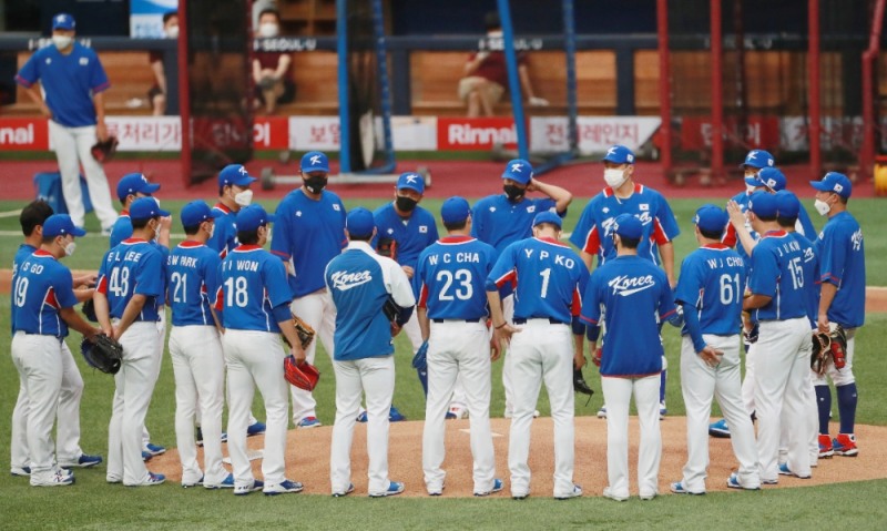 도쿄올림픽을 앞두고 고척 스카이돔에서 야구 국가대표선수들이 훈련에 앞서 마운드에 모여 회의를 하고 있다. 국가대표팀에도 이번 '호텔 유흥' 파동으로 박민우와 한현희가 불명예퇴진했다.