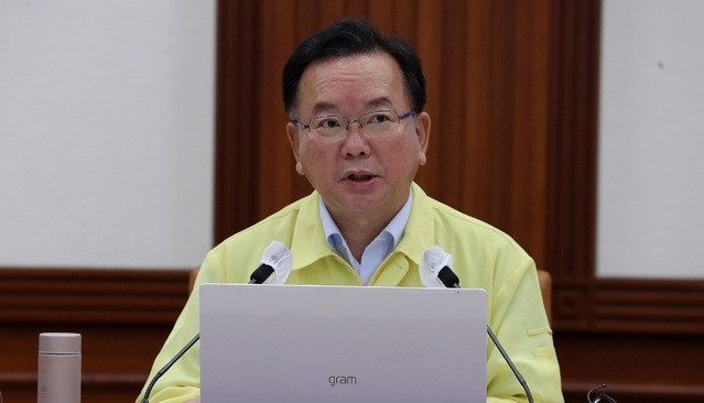 김부겸 국무총리가 18일 오전 서울 종로구 정부서울청사에서 열린 코로나19 중앙재난안전대책본부(중대본) 회의를 주재하며 모두발언을 하고 있다. 김 총리는 "내일부터 비수도권에 대해서도 5인이상 사적모임 금지조치를 취한다"고 밝혔다. (공동취재사진)