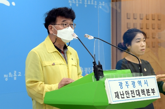 김종효 광주광역시 행정부시장이 18일 시청 브리핑룸에서 코로나19 관련 온라인 브리핑을 열고 강화된 방역지침을 발표하고 있다./사진=광주시