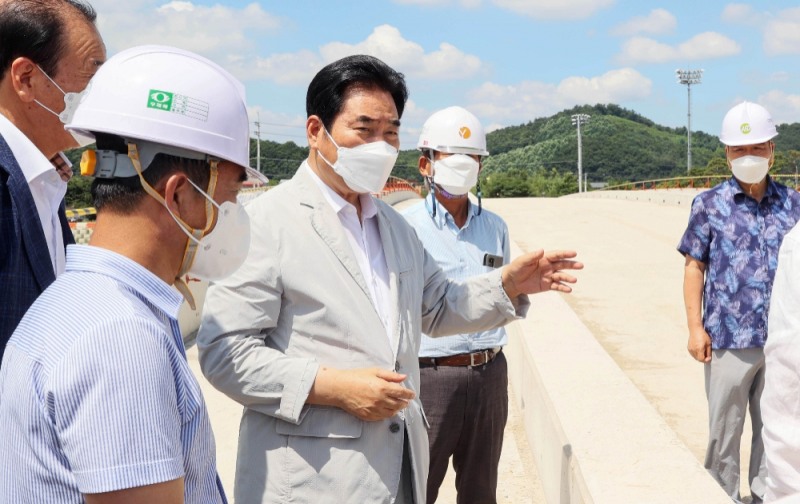 백군기 용인시장이 18일 경안천교 공사현장을 점검하고 있다.사진=용인시청제공