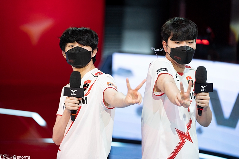 농심 레드포스 '덕담' 서대길과 '고리' 김태우.