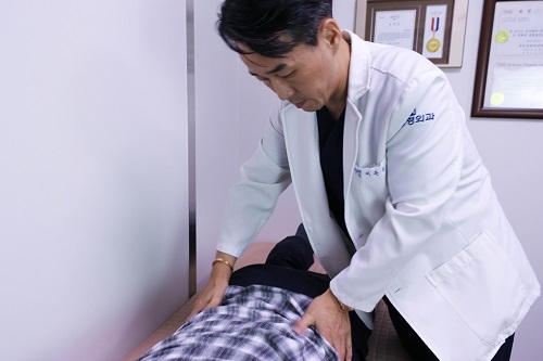 늘어나는 전자기기 사용… 척추측만증 유발할 수 있어