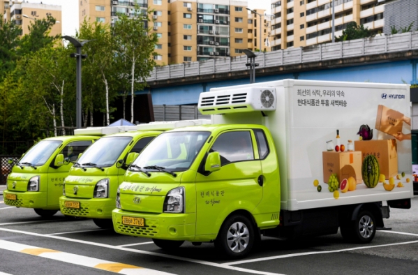 유통업계가 새벽배송을 넘어 1~2시간 안에 배달을 완료하는 '퀵커머스' 경쟁을 시작했다. 사진은 현대백화점 '투홈' 서비스 차량 / 사진제공 = 현대백화점