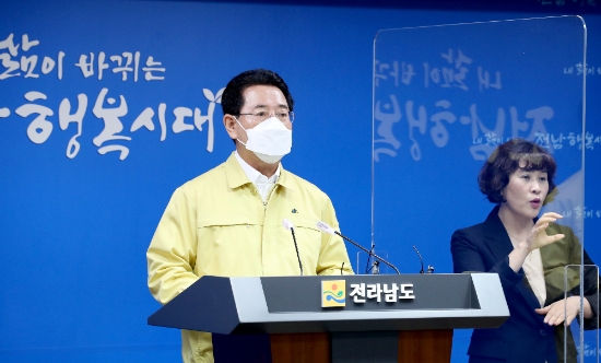 김영록 전라남도지사가 19일 도청 브리핑룸에서 비수도권 5명 이상 사적모임 금지에 따른 비대면브리핑을 하고 있다./사진=전라남도