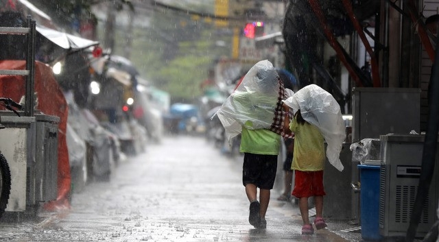 소나기가 내린 지난 19일 오후 서울 중구 황학동 주방거리 인근에서 어린이들이 비닐봉지를 머리에 쓰고 발걸음을 재촉하고 있다.