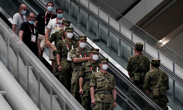 도쿄올림픽 개막이 임박한 17일 일본 자위대원들이 코로나19 예방을 위해 마스크를 착용한 채 프레스센터에서 경계활동을 펼치고 있다.