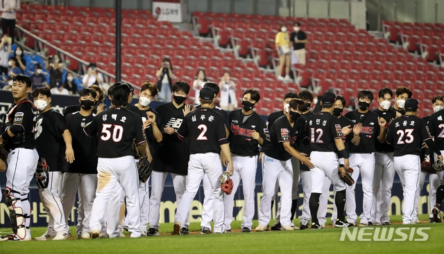 1일 오후 서울 송파구 잠실야구장에서 열린 2021 신한은행 SOL KBO리그 KT 위즈와 LG 트윈스 경기, KT 선수들이 LG에 6-1로 승리한 뒤 기쁨을 나누고 있다.