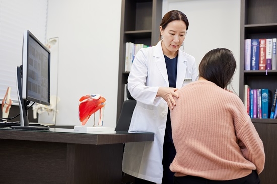 오십견, 방치 말고 조기에 비수술적 치료 나서야