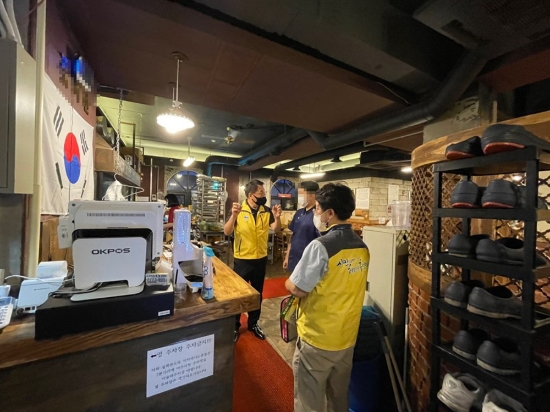 여수시가 사회적 거리두기 2단계 시행일인 지난 16일 0시부터 식품접객업소 6,500여 개소를 대상으로 매일 2개조 8명을 투입해 지도점검을 실시하고 있다./사진=여수시