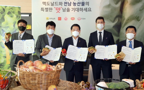 김영록 전라남도지사가 20일 무안군 맥도날드 남악점에서 한국맥도날드, ㈜오뚜기, 델몬트, ㈜금화 간 전남 농축산물 소비촉진과 농어가 소득증대를 위한 업무협약을 체결하고 기념촬영을 하고 있다./사진=전라남도
