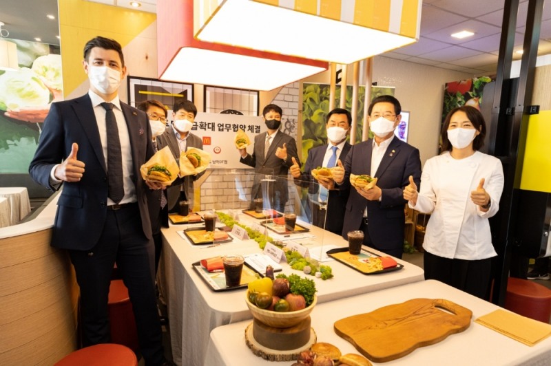 사진 왼쪽부터 한국델몬트후레쉬프로듀스 강석호 대표이사, 오뚜기 김정학 상무, 전라남도 김영록 도지사, 한국맥도날드 앤토니 마티네즈 대표, 금화 이승준 회장의 모습(사진=한국맥도날드 제공)