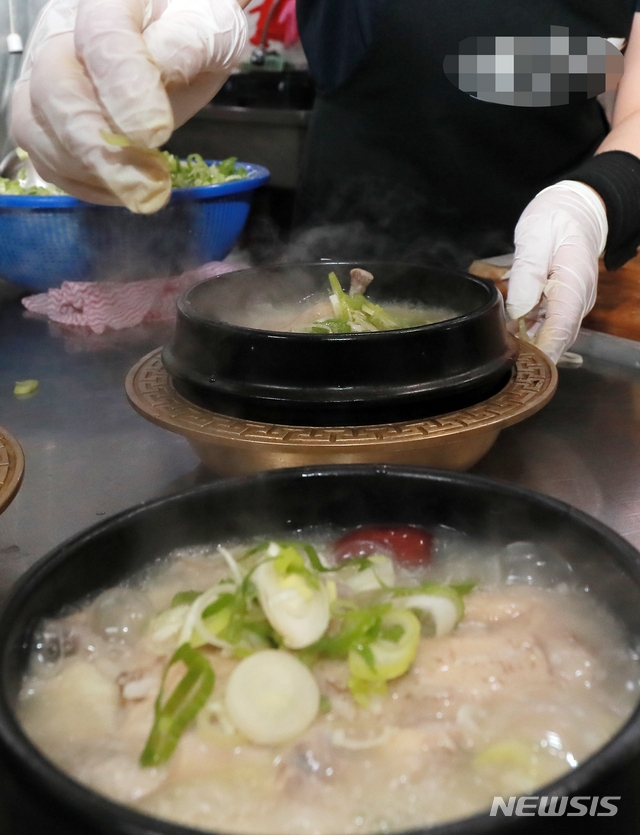 전북 전주시 덕진구 인후동의 한 삼계탕 전문점에서 직원이 삼계탕에 고명을 올리고 있다.