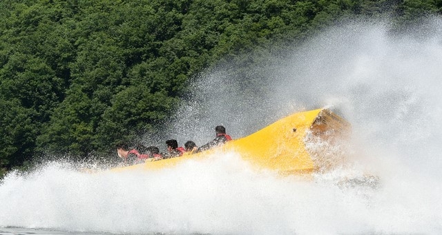 연일 무더위가 기승을 부리고 있는 16일 오후 경북 성주군 수상레저 테마파크를 찾은 시민들이 익스트림 보트를 타며 무더위를 날리고 있다.