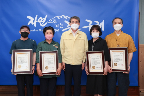 구례군은 지난 19일 관내 음식점 중 4개소에 '구례군 산수려밥상' 대표음식점 지정증을 수여했다/사진=구례군