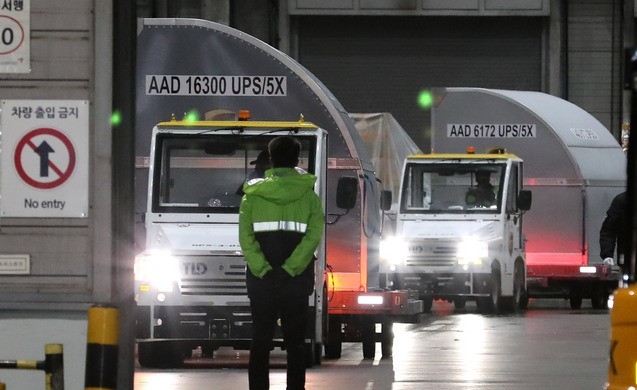 지난 5월5일 새벽 코로나19 화이자 백신이 인천국제공항 화물터미널에 도착하고 있다.