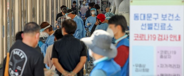 국내 코로나19 신규 확진자가 1278명을 기록한 지난 20일 오전 서울 동대문구 보건소 선별진료소에서 시민들이 검사를 받기 위해 줄을 서있다.