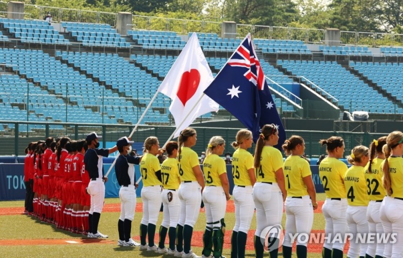 일본-호주 소프트볼로 도쿄올림픽이 시작됐다. 사진은 양팀 경기 시작 전 국가 세리모니모습. [로이터=연합뉴스]