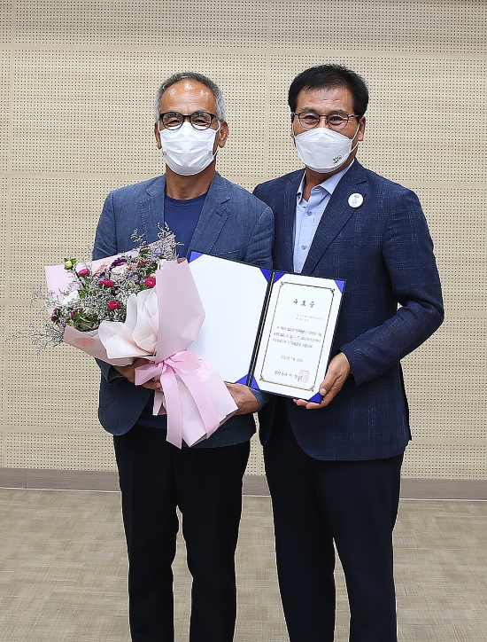 이상익 함평군수(오른쪽)와 교육 수료자가 기념촬영을 하고 있다./사진=함평군