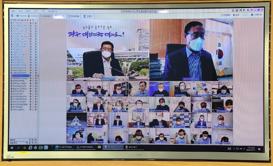 이용섭 광주광역시장이 21일 오후 시청 영상회의실에서 열린 공공기관장 회의를 주재하고 있다./사진=광주시