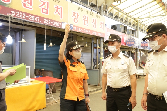 고민자 광주소방안전본부장이 21일 동구 대인동 소재 대인시장을 찾아 현장 점검을 하고 있다./사진=광주소방본부