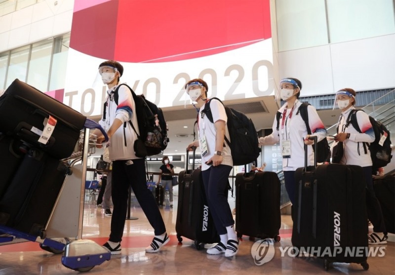핸드볼 대표팀 선수들이 21일 오후 도쿄올림픽 출전을 위해 나리타 국제공항 입국장을 나서고 있다. [나리타=연합뉴스]