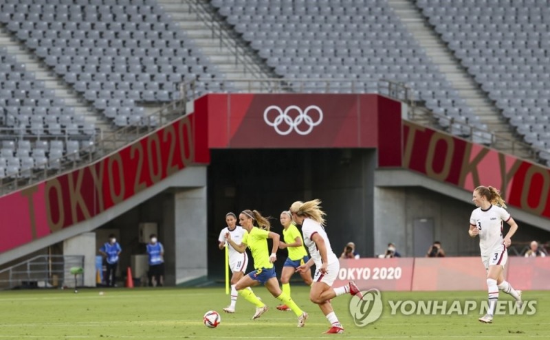 (도쿄=연합뉴스) 올림픽 개막을 이틀 앞둔 21일 오후 도쿄스타디움에서 여자축구 스웨덴 대 미국 경기가 무관중으로 열리고 있다.
