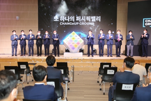 포스코가 벤처기업 육성을 위해 운영하는 스타트업 공간인 ‘체인지업 그라운드’개관식을 열었다. (왼쪽부터 포항벤처기업협의회 장영균 회장, RIST 유성 원장, 김병욱 국회의원, 김희수 경상북도의회 부의장, 경상북도 이철우 도지사, 김부겸 국무총리, 포스코 최정우 회장, 포항시 이강덕 시장, 정해종 포항시의회 의장, 김무환 포스텍 총장, 장순흥 한동대학교 총장 한국벤처투자 이영민 대표/사진=광양제철소
