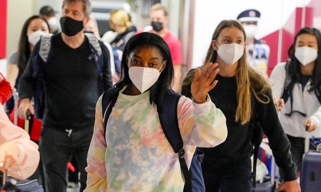 지난 15일 시몬 바일스(가운데) 선수 등 미국 여자체조대표팀이 도쿄올림픽 참가를 위해 일본 나리타 국제공항으로 입국하고 있다.