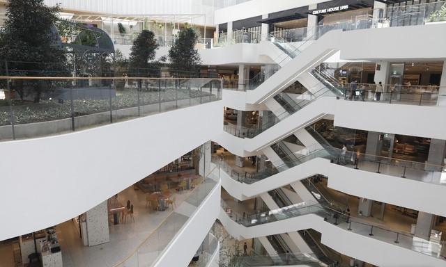 사회적 거리두기 4단계 속 휴일인 지난 18일 서울의 한 대형 쇼핑몰이 한산하다.