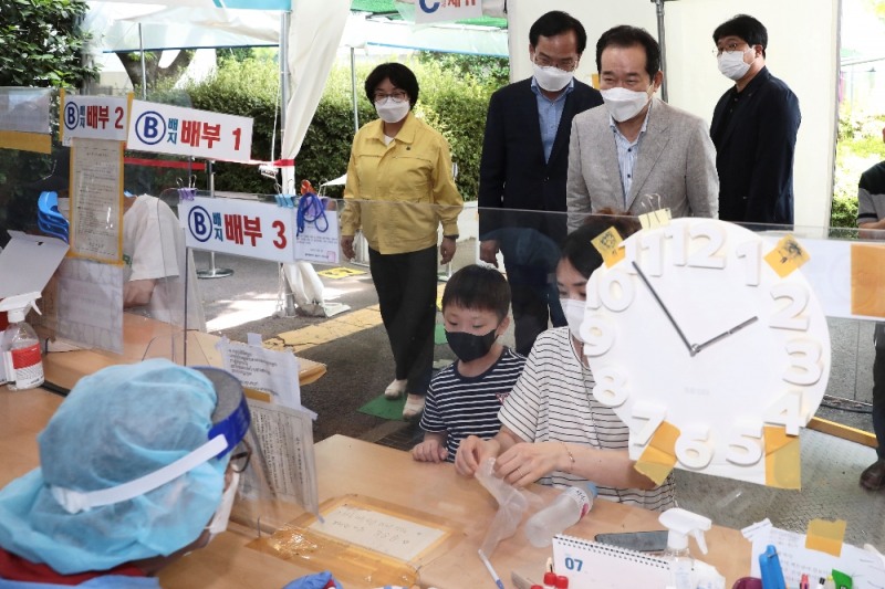 더불어민주당 대통령선거 경선 후보인 정세균 전 국무총리가 지난 21일 오후, 광주광역시 광산구청의 코로나19 선별진료소 현장을 찾아 폭염속에서 구슬땀을 흘리는 의료진의 노고에 위로, 격려했다./사진=균형사다리 광주·전남본부