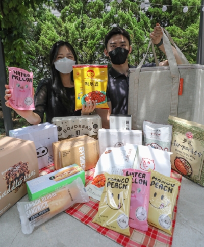 현대백화점 목동점에서 직원들이 '현대식품관 투홈 인기 상품'을 소개하고 있다.