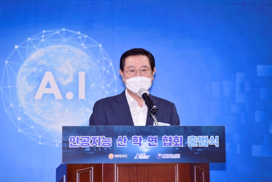 이용섭 광주광역시장이 22일 오후 서구 김대중컨벤션센터에서 열린 '인공지능 산·학·연 협회 출범식'에 참석해 축사를 하고 있다./사진=광주시