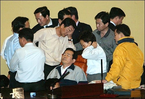 정세균 전 총리가 지난 2004년 3월, 당시 열린우리당 재선의원으로 노무현 전 대통령의 탄핵안 표결을 막기 위해 국회의장석을 점거하고 농성하며 탄핵안 저지에 앞장서고 있다./사진=균형사다리 광주·전남본부