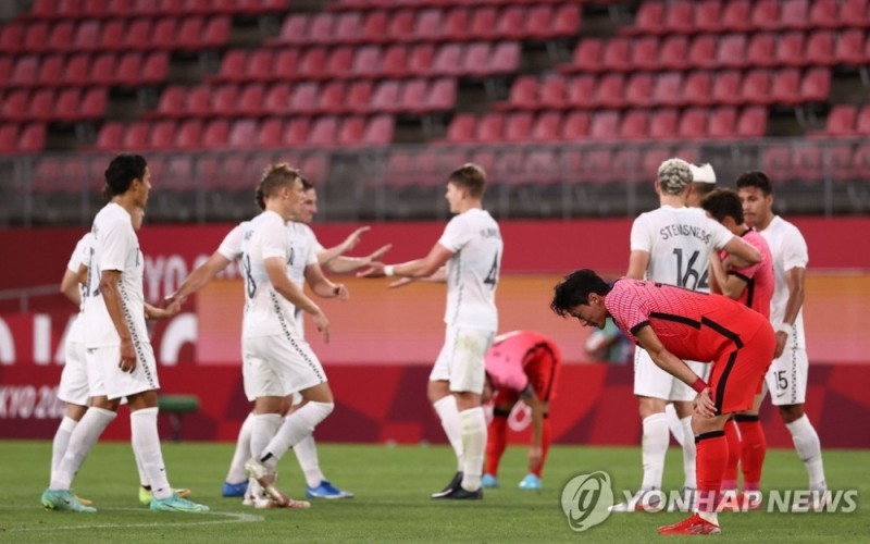(가시마=연합뉴스) 22일 이바라키 가시마 스타디움에서 열린 도쿄올림픽 남자축구 조별리그 B조 1차전 대한민국 대 뉴질랜드 경기. 1-0으로 패한 한국 선수들이 아쉬워하고 있다.