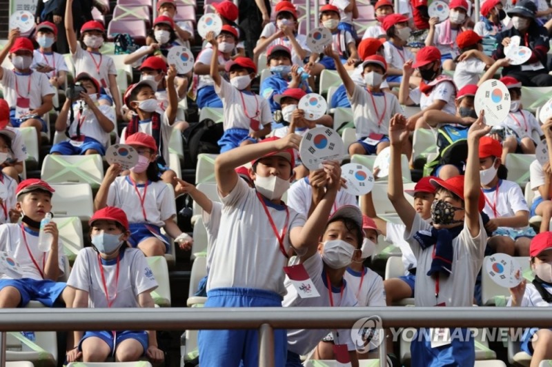 (가시마=연합뉴스) 22일 이바라키 가시마 스타디움에서 열린 도쿄올림픽 남자축구 대한민국과 뉴질랜드의 경기에서 서귀포시 자매도시 일본 가시마시 초등학교 학생들이 한국을 응원하고 있다.