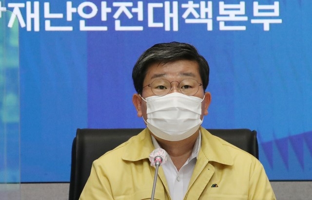 전해철 중앙재난안전대책본부(중대본) 2차장(행정안전부 장관)이 18일 오전 서울 종로구 정부서울청사 중앙재난안전상황실 서울상황센터에서 열린 코로나19 중앙재난안전대책본부(중대본) 회의에 참석해 발언하고 있다.