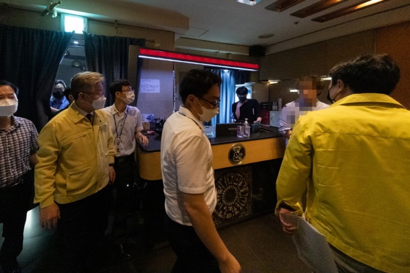 이재명 경기도지사(왼쪽 두번째)가 방역위반 업소를 직접 단속했다.사진=경기도청