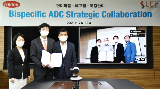 한미약품 권세창 대표이사(왼쪽에서 두번째)와 레고켐 바이오사이언스 김용주 대표이사(오른쪽 세번째) 및 양사 임원들 / 사진 제공 = 한미약품
