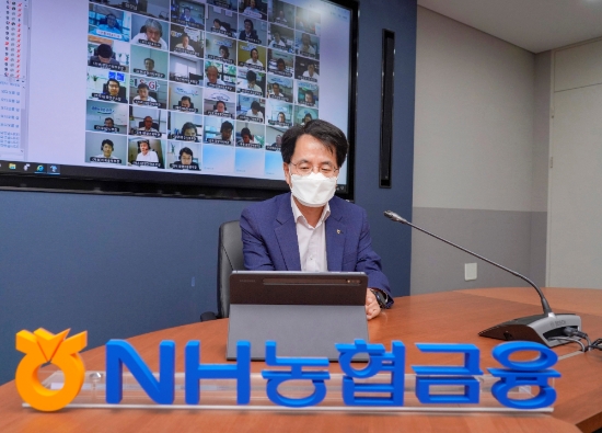 손병환 농협금융지주 회장이 화상회의를 주재하고 있다. / 사진 제공 = 농협