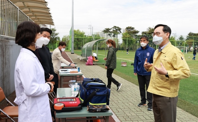 정종철 교육부 차관이 24일 오전 '2021 중등 축구리그'가 열리는 청주용정축구공원을 찾아 학생선수들의 경기대회 코로나19 방역 상황을 점검하고 있다. (사진=교육부 제공).