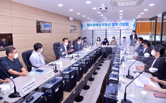 이용섭 광주광역시장이 지난 22일 오후 서구 한국공인중개사협회 광주시지부에서 열린 '부동산 정책 간담회'에 참석해 부동산 시장 안정화를 위해 광주시에서 추진하고 있는 정책을 설명하고 있다./사진=광주시