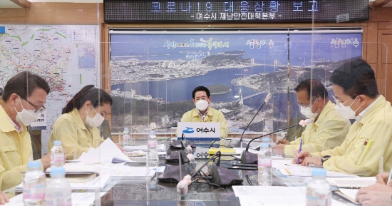 김영록 전라남도지사가 23일 오후 여수시청 코로나19 재난안전대책본부를 찾아 박현식 여수부시장으로부터 코로나19 확진자 발생 대응상황에 대해 설명을 듣고 있다./사진=전라남도