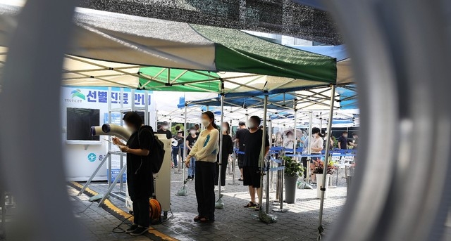  23일 오전 서울 은평구보건소 선별진료소에 시민들이 검사를 받기 위해 대기하고 있다.