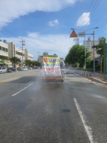 폭염특보 시 살수차를 통한 상가 및 주택 밀집 지역 및 간선도로 물 뿌리기 등을 실시하고 있다/사진=목포시